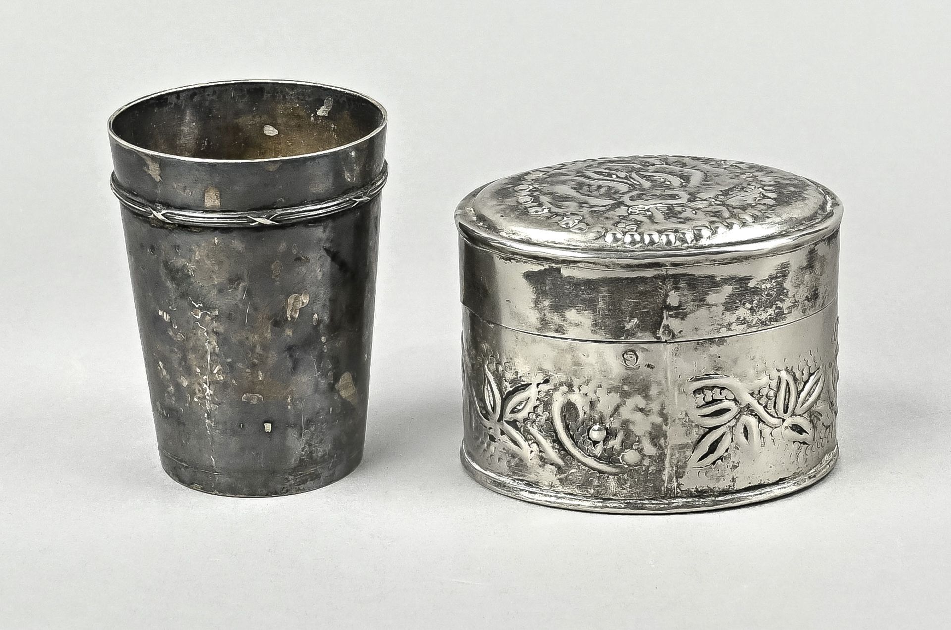 Box and wine goblet, around 1900, box with fine leaf tendril decoration, height 6.2 cm x 9 cm, weig - Image 2 of 3