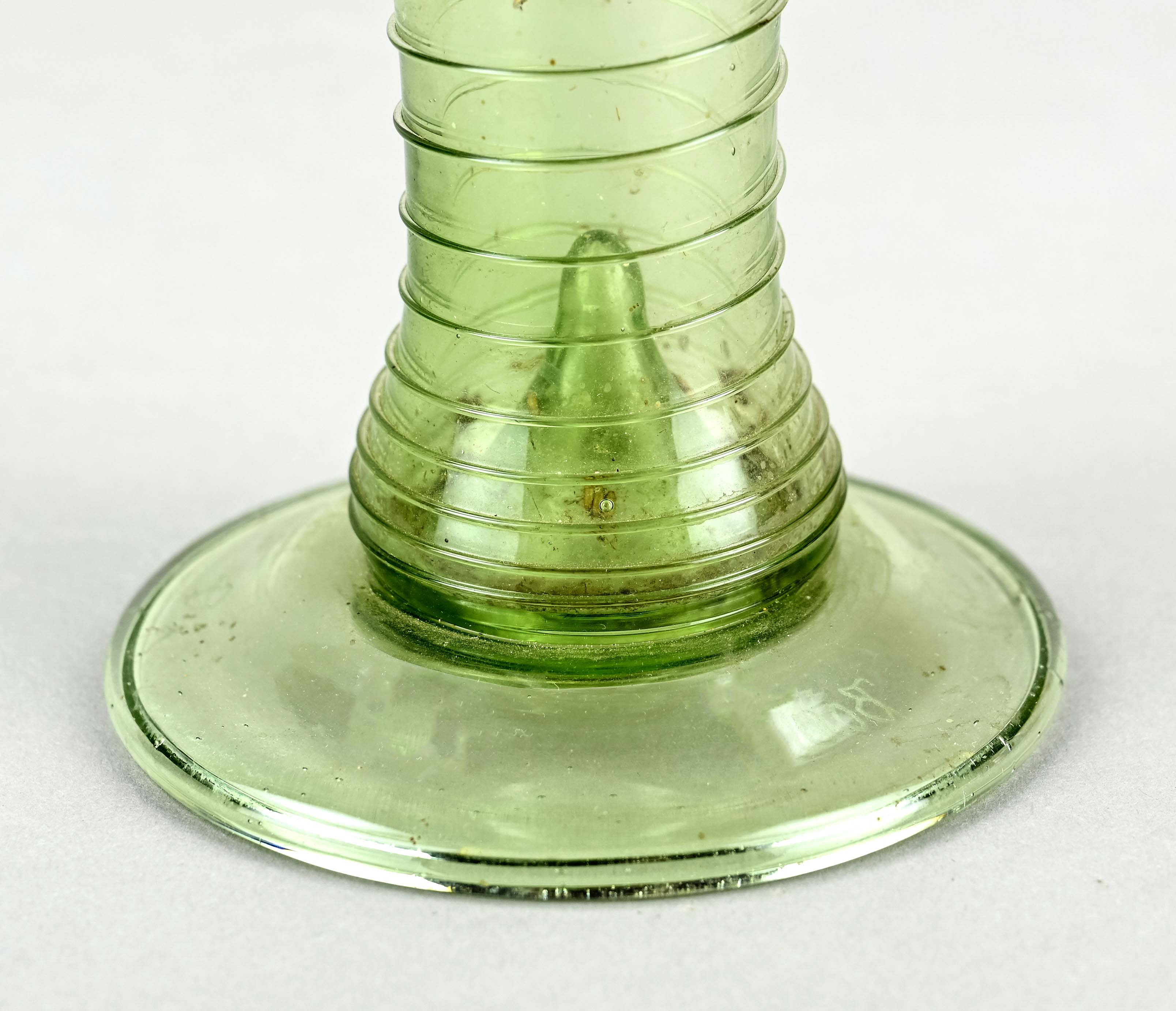 Stangenglas, Deutschland/Österreich, 19. Jh., "Noppenglas", hellgrünes Glas, B.O.N?, 92 signiert, H - Bild 2 aus 3
