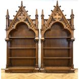 Dekoratives Bücherregal um 1900, Eiche furniert, massiv, Historismus mit gotischen Elementen, 3 Tab