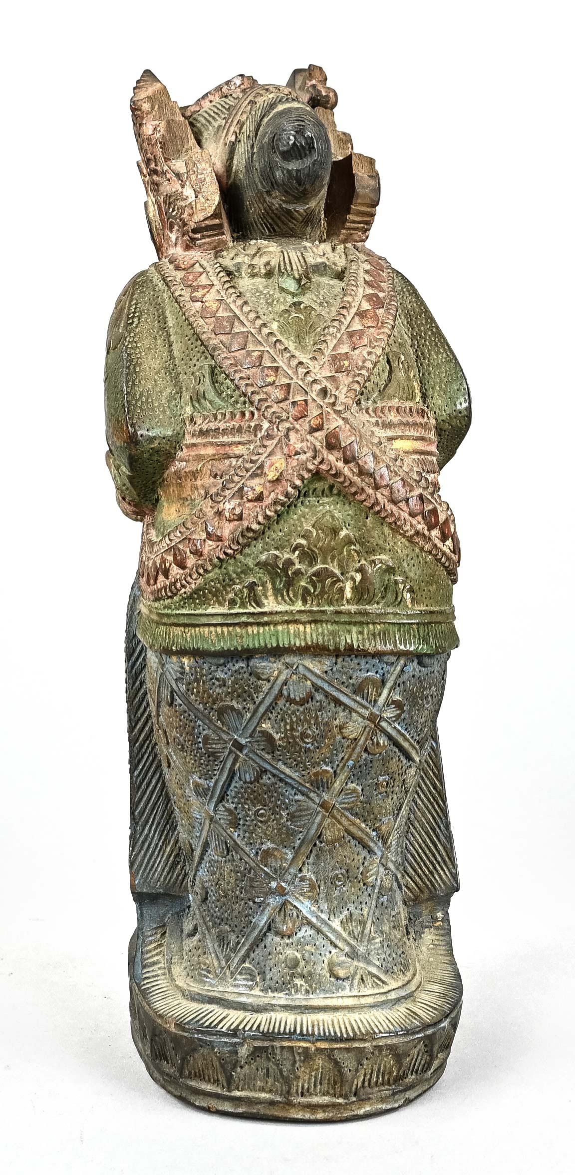 Indonesische Holzfigur, farbig gefasst, Höhe 28,5 cm, Sockel Dm 13 cm, Kopfbedeckung beschädigt - Bild 4 aus 5