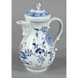 Kaffeekanne, Meissen, blaue Schwertermarke Meissen, Marke ab 1934, Zwiebelmuster, 1. Wahl, Höhe 22