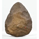 Archaisches Schneidwerkzeug, China, wellenförmige Verjüngung, rötlich -brauner Stein, 11 x 8,5 cm
