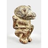 Amulett. Kauernder Mensch mit Tierkopf, Löcher in Armen und Hinterkopf, Höhe 6 cm