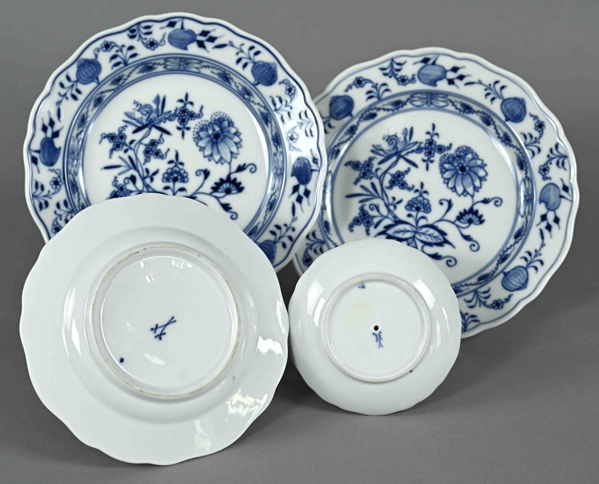 Mixed selection of 4 pieces Meissen porcelain, different sword marks, 1st choice and other qualitys - Image 2 of 2