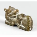 Hongshang Amulett. Rückwärts blickender Drachenhund, grün-brauner Jadeit, Länge 6 cm