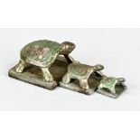 Schildkröten Darstellung, Asien, 3 Stempel, ineinander stehend, Eisen, farbig gefasst, 4,5 - 6 cm