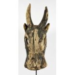 Gehörnte Tiermaske mit seitlichen Augen, Afrika, Höhe ca. 47 cm, starke Altersspuren.