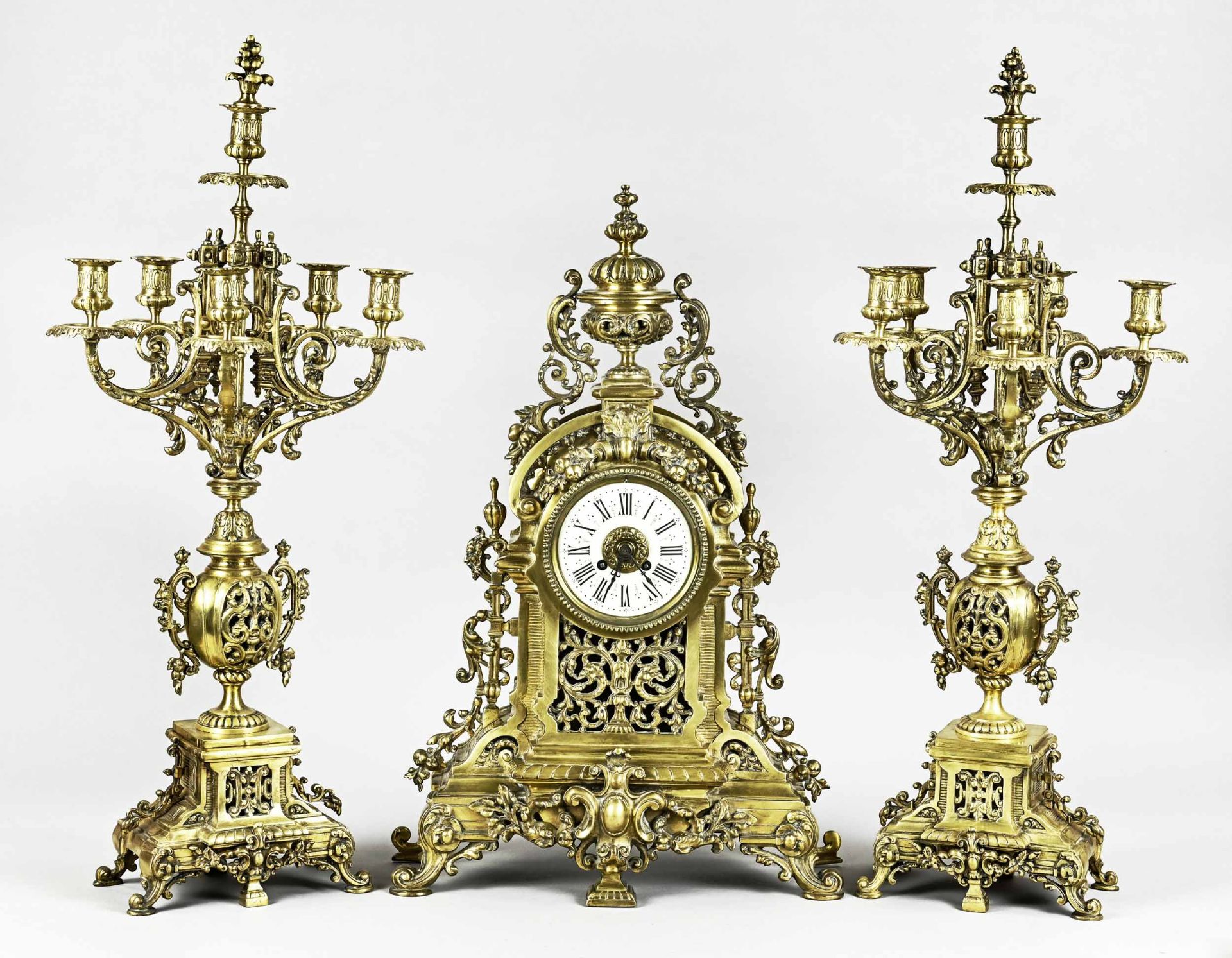 Impressive pendulum with 2 candlesticks as side plates, France around 1880, brass, great openwork, 