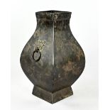 Bauchige, hohe Vase, China, 2 Handhaben, oben am Rand Risse, Höhe 29 cm, Dm ca 16,5 cm