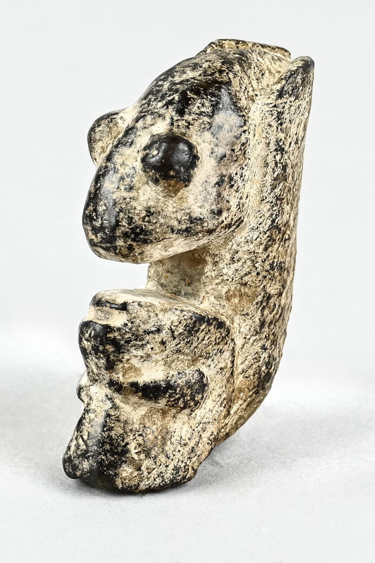 Hongshang amulet, China, animal like fantasy figure, jade with patina, - Image 2 of 3