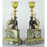 Paar Kerzenhalter, England um 1825, Georg IV, Bronze, feuervergoldet, sitzende Sphinxen, mit geschw