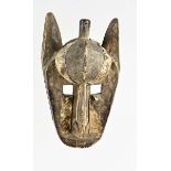 Maske, Afrika, Tiermaske mit eckigen Augenöffnungen und genagelten Metallapplikationen, Höhe 34 cm,