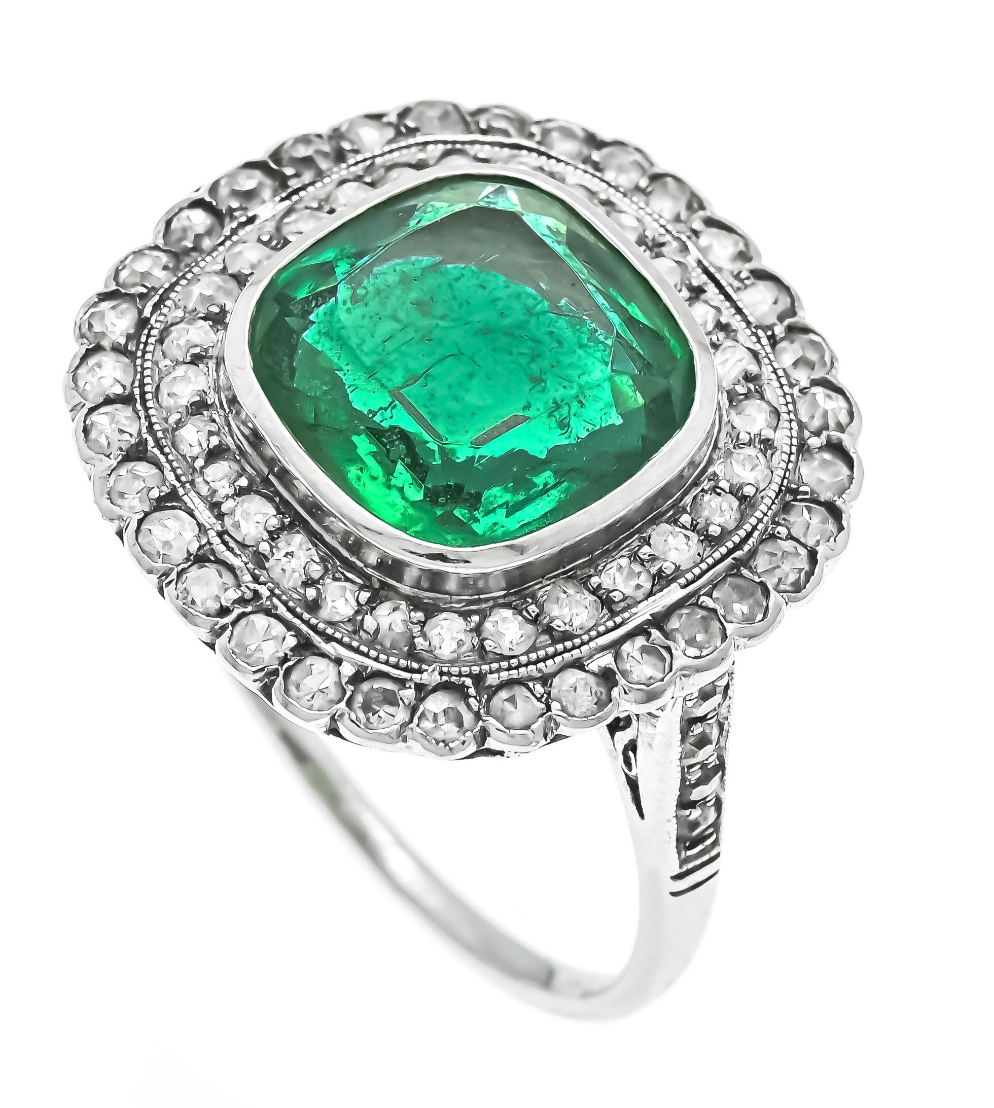Damen Smaragd Ring um 1930, Platin, besetzt mit 50 Diamanten im Altschliff, in der Mitte 1 Smaragd,