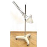 Stehlampe Luxo Lamp L-1 aus Arztpraxis / Praxislampe, 50er/60er Jahre, eine der berühmtesten Leucht