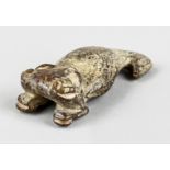 Amulett, China, Froschähnliches Tier mit Vorderfüßen, brauner Speckstein, Länge 8 cm