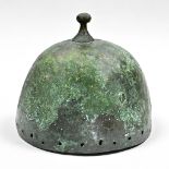 Glockenhelm. Nordeuropa, Ha B1, um 1000 v. Chr., Bronze, . H. 17,3 cm Halbkugelförmiger Helm; separ