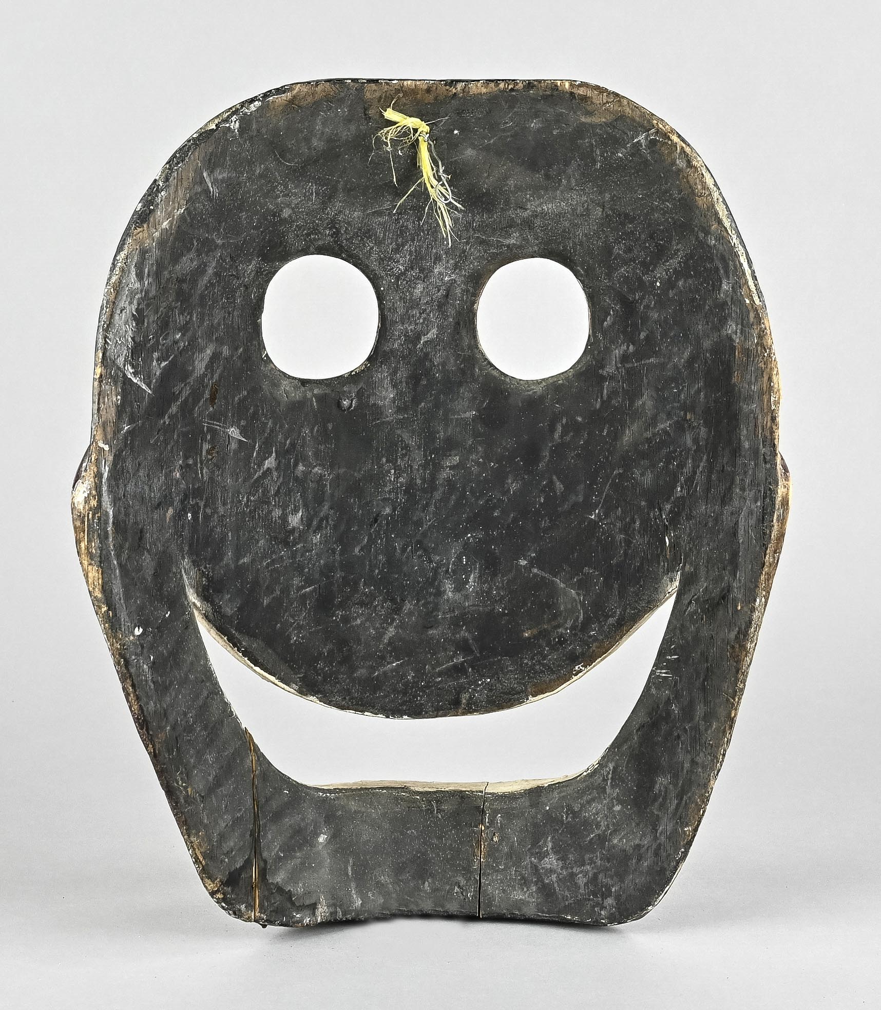 Maske, Afrika, wohl Schamanenmaske mit gewölbten Backen und großem lachenden Mund mit angedeuteten  - Bild 3 aus 3