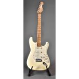 E-Gitarre, Fender "Stratocaster", USA, Crèmefarbiger Solid Body mit weissem Scratchboard, 22 Bünde,