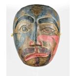 Maske, asymmetrisch geformtes Gesicht, Holzmaske, rosa und hellblau bemalt,