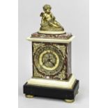 Kaminuhr, Frankreich um 1830, bekrönt mit feuervergoldeter Bronze, einen Engel darstellend, Schlagw