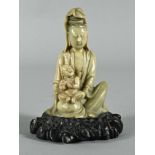 Feine Specksteinfigur, China, Shou - Shan Sone Kwan - Yin Figur, dunkle Specksteinsockel, Höhe 17 c