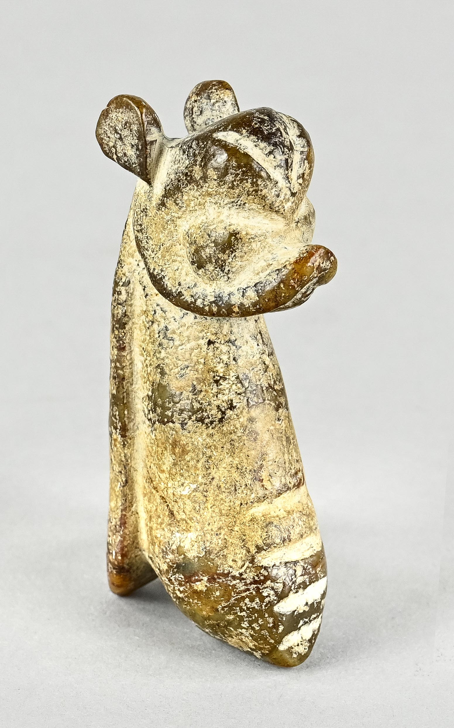 Hongshang Amulett, Fantasiefigur, Tier ähnlich, Jade mit Patina, China, Höhe 9 cm