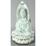 Guanyin Figur, 3 Figuren auf Lotus - Tron, China, Keramik, Seladon farbig, Höhe 45 cm, Dm ca. 30 cm