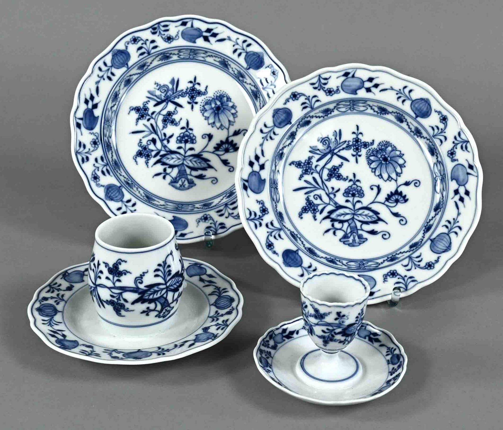 Mixed selection of 4 pieces Meissen porcelain, different sword marks, 1st choice and other qualitys