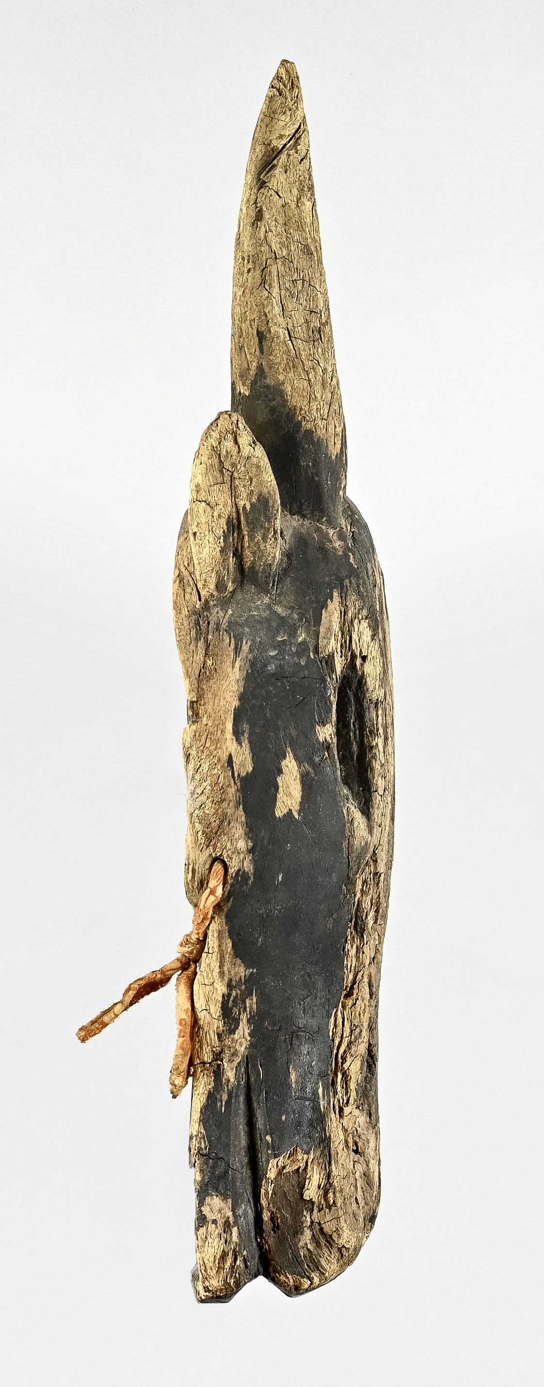 Gehörnte Tiermaske mit seitlichen Augen, Afrika, Höhe ca. 47 cm, starke Altersspuren. - Bild 2 aus 3