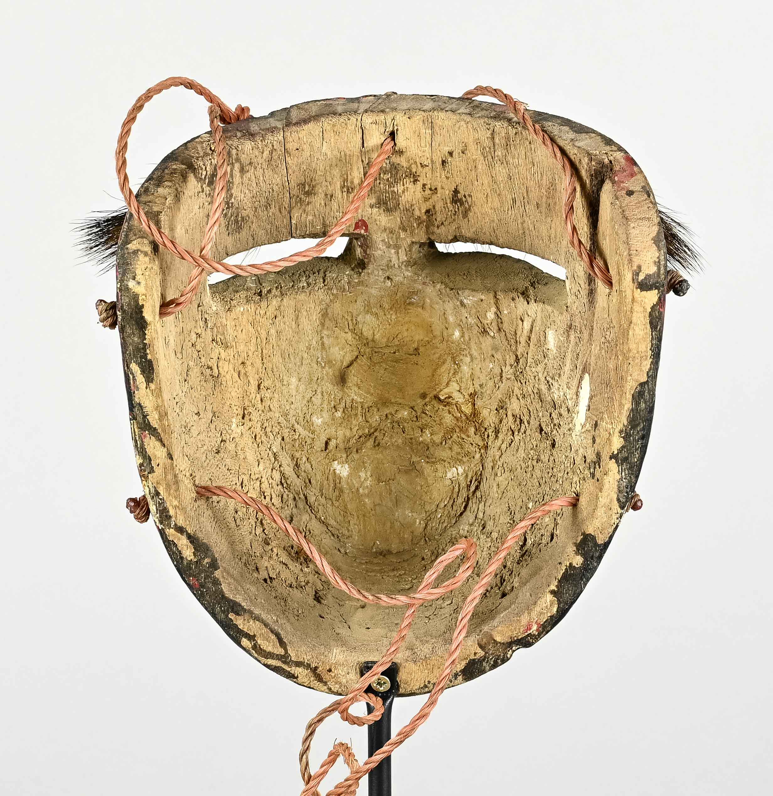 Maske., Schwarzgefärbte Ritualmaske aus Holz mit aufgeklebten Tierfellteilen für Schnauze und Augen - Bild 2 aus 2