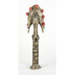 Totem-Figur mit 3 Gesichtern auf 3 Seiten und Brüsten, Afrika, Holz, hinten Muscheln, mit Metallbes