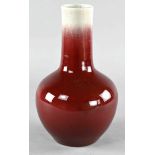 Große Vase, China, ochenblutrot überfangen, bauchiger Form mit langem schlankem Hals, Höhe 38 cm, D