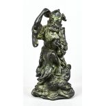 Bronzestatue, China, "Lachender Mönch", in offenem Gewand, in der Linken ein Gefäß, rechts den Hut