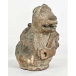 Tierfigur "Drache", China, archaische Figur. rötlicher Stein, geöffneter Mund, große runde Augen,