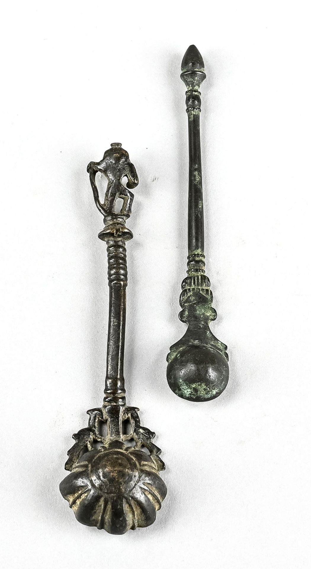 Pair of candle snuffers, Germany, 19th century, bronze, length 14 cm - Image 2 of 3