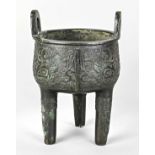 Opfergefäß, China, Korpus auf 3 Beinen, seitliche Handhaben Bronze mit Ornamenten verziert, Höhe 30