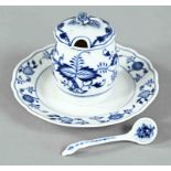 Kleiner Senftopf, auf Teller befestigt, Meissen, blaue Schwertermarke Meissen, 1. Wahl, Höhe 10 cm,