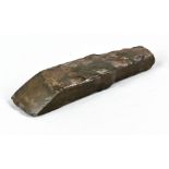 Längliche dunkelbraune, einseitig bearbeitete Klinge, Steinzeit Werkzeug, Länge ca. 13 cm