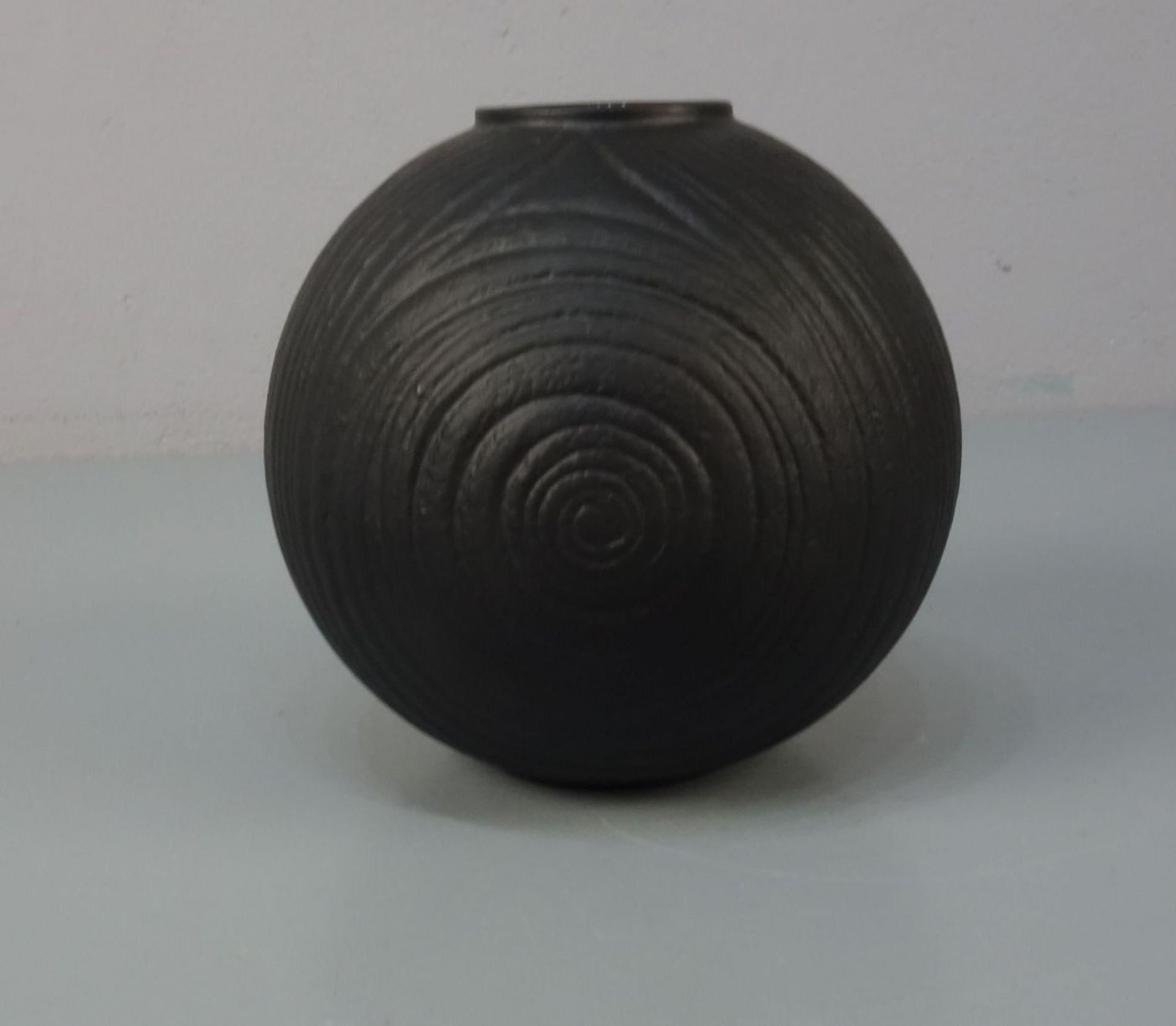 VASE - Image 2 of 4