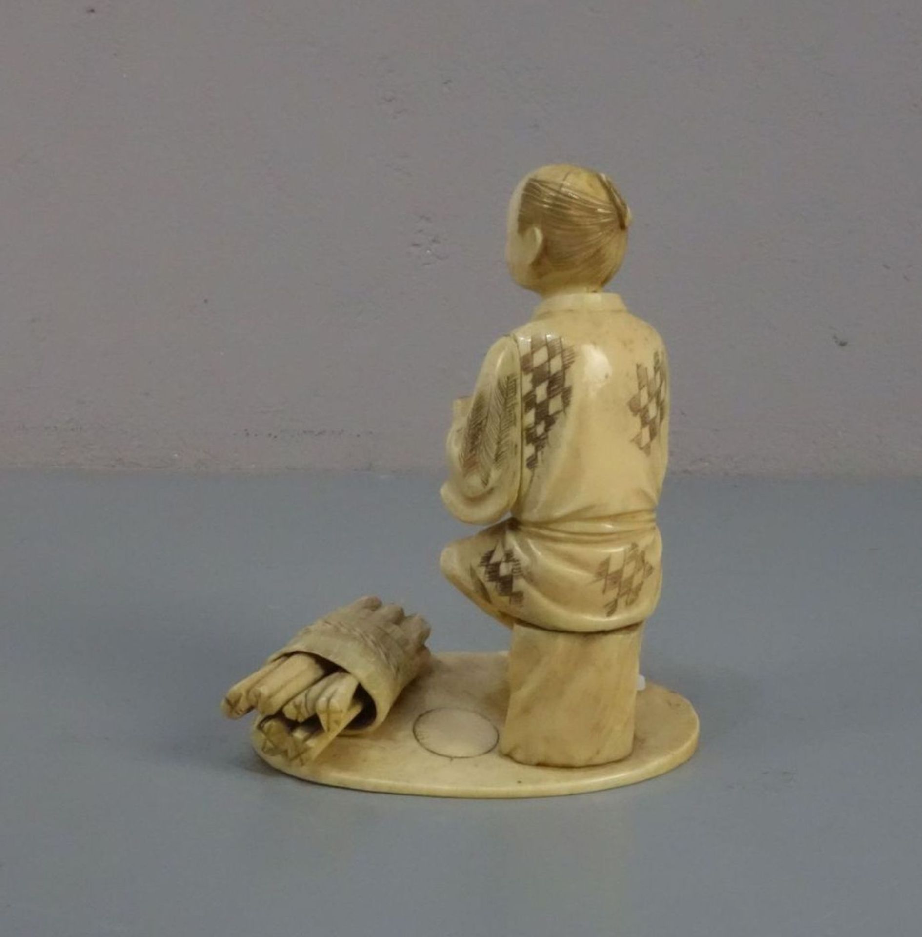 ELFENBEINFIGUR "SITZENDER MANN MIT BÜNDEL" / OKIMONO FIGUR - Bild 2 aus 4