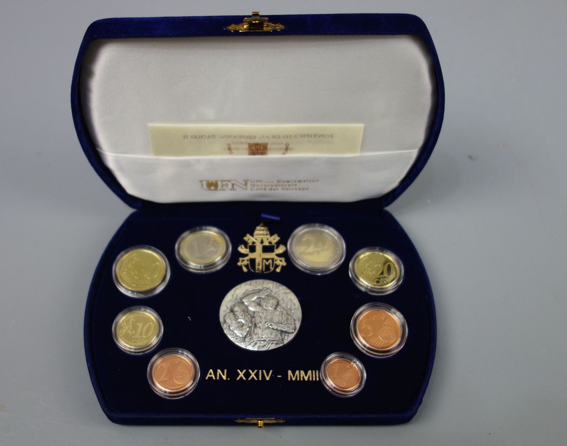 MÜNZSATZ von 2002: Papst Johannes Paul II. mit Silbermedaille in Schatulle - Image 2 of 3