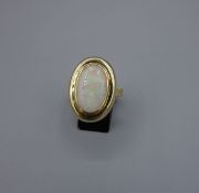 RING MIT WEISSEM OPAL