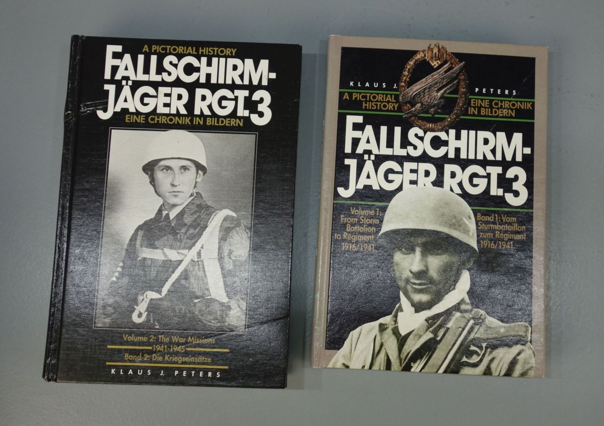 KONVOLUT ZUM THEMA "FALLSCHIRMJÄGER": 2 REGIMENTSABZEICHEN, 4 BÜCHER UND FOTOALBUM - Bild 6 aus 12