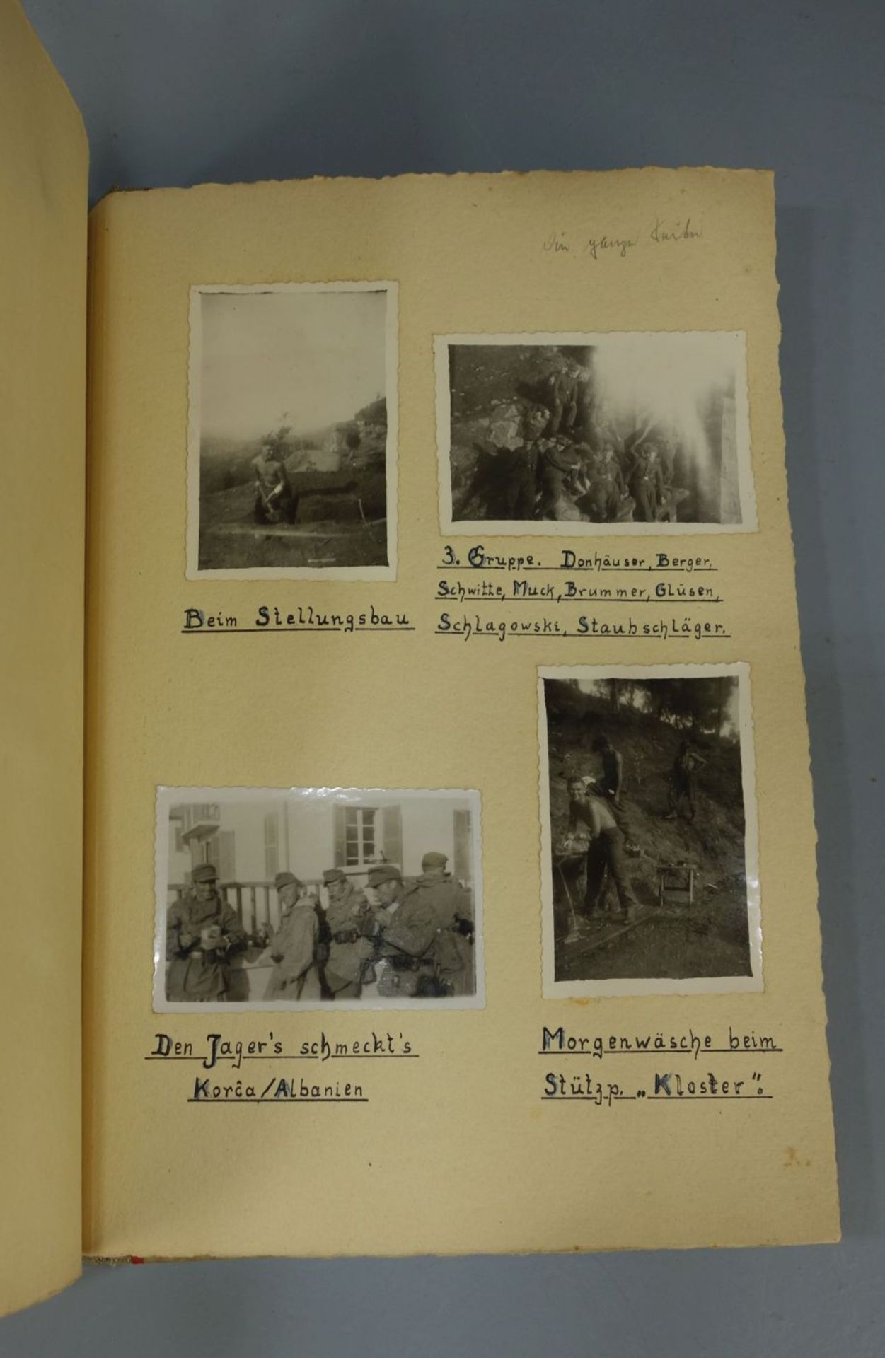 KONVOLUT ZUM THEMA "FALLSCHIRMJÄGER": 2 REGIMENTSABZEICHEN, 4 BÜCHER UND FOTOALBUM - Bild 11 aus 12