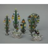 KONVOLUT ZINNFIGUREN / FLACHFIGUREN: BLUMENVASEN und ZWEI SCHAUKELFIGUREN