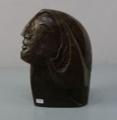 BRONZE-SKULPTUR: "KOPF EINER FRAU"