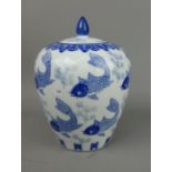 CHINESISCHE VASE MIT FISCHMOTIVEN