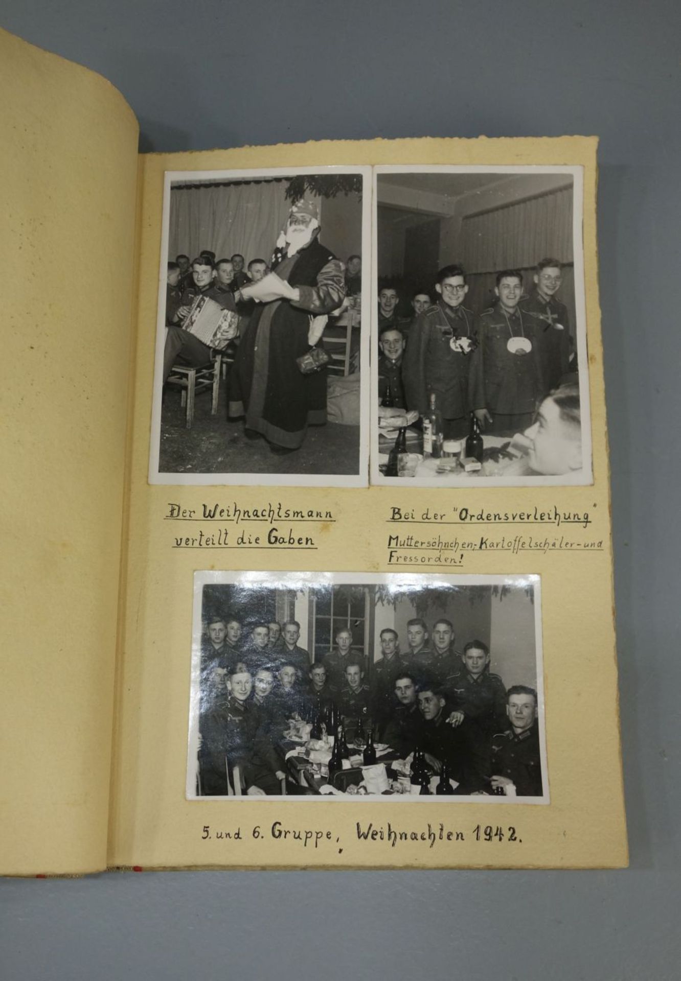 KONVOLUT ZUM THEMA "FALLSCHIRMJÄGER": 2 REGIMENTSABZEICHEN, 4 BÜCHER UND FOTOALBUM - Bild 9 aus 12