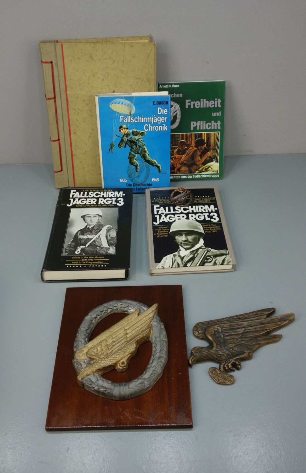 KONVOLUT ZUM THEMA "FALLSCHIRMJÄGER": 2 REGIMENTSABZEICHEN, 4 BÜCHER UND FOTOALBUM