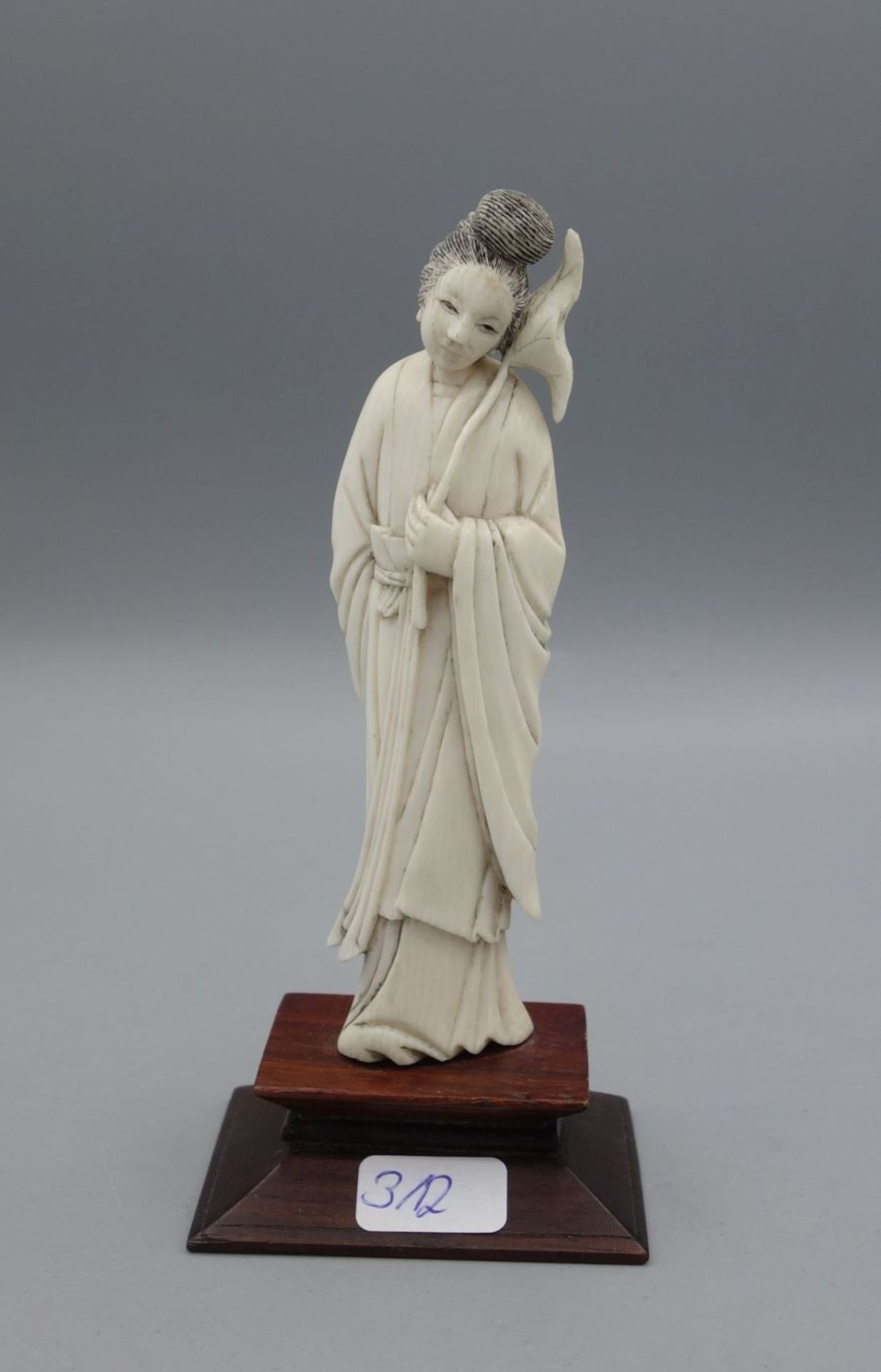 ELFENBEINFIGUR: GUANYIN MIT LOTUSBLÜTE